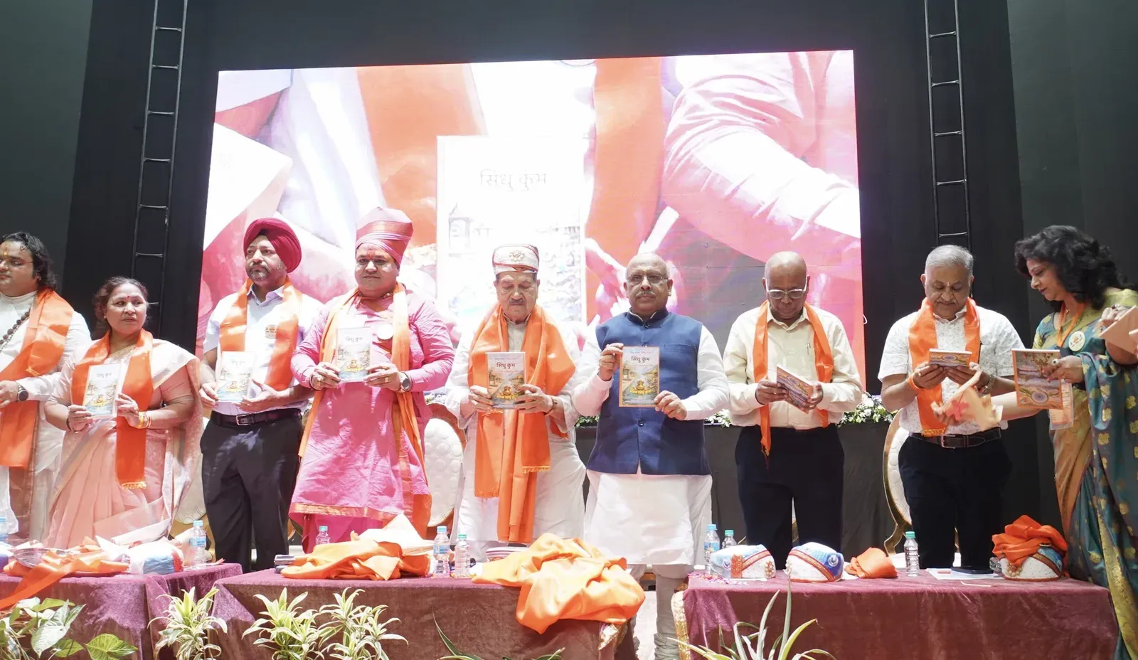 डीयू में 'प्रथम सिंधु कुंभ' पुस्तक विमोचन: विजेंद्र गुप्ता बोले — सिंधु दर्शन यात्रा ३० वर्षों से जोड़ रही है जड़ों से