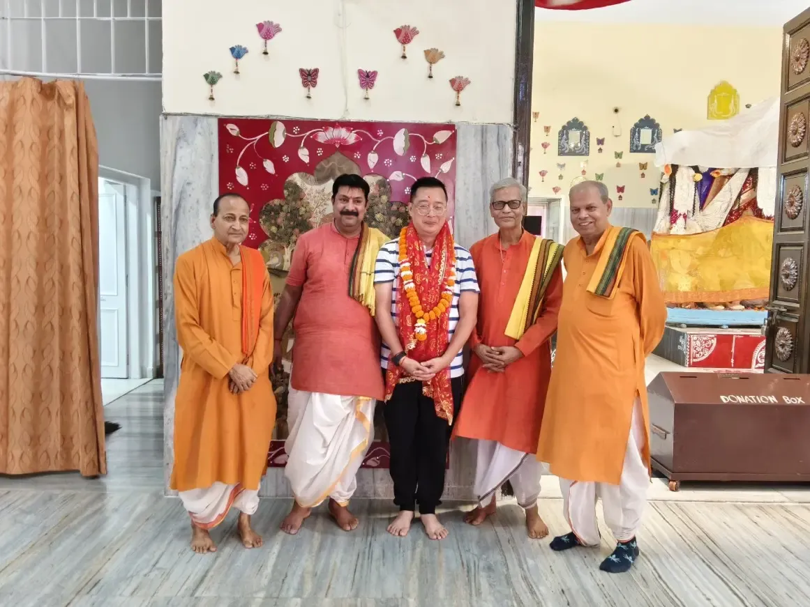 Did Singapore's envoy offer prayers at Durga Bari Mandir in Delhi?