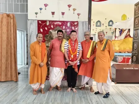 Did Singapore's envoy offer prayers at Durga Bari Mandir in Delhi?