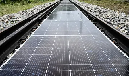सिंहावलोकन 2025: भारत ने स्वच्छ ऊर्जा में सोलर से लेकर ईवी में रचा कीर्तिमान, ग्रीन हाइड्रोजन का उत्पादन भी शुरू