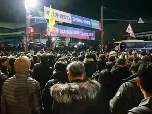 S.Korea: Citizens outside Nat'l Assembly applaud as bill to lift martial law passes