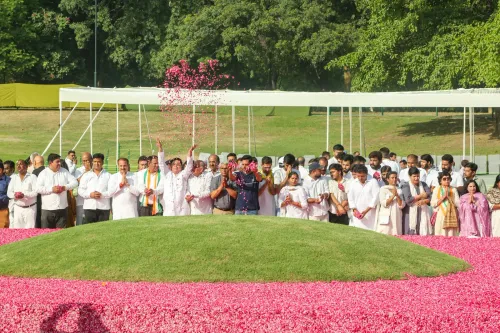 शांतिवन में कांग्रेस समर्थकों की पुष्पांजलि
