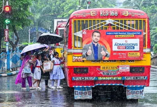स्कूली बच्चे बारिश में बस पकड़ते कोलकाता में