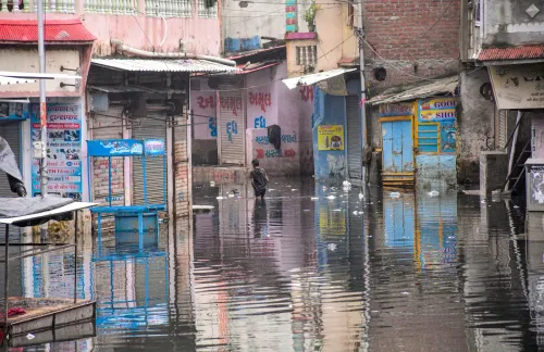 जलभरी सड़क पर बच्चे का संघर्ष — सूरत में मानसून का कहर