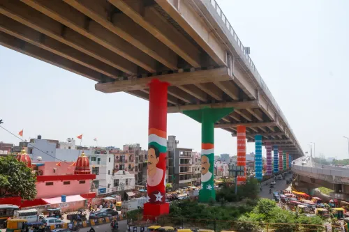 NH-709B के खंभों पर श्यामा प्रसाद मुखर्जी व दीनदयाल उपाध्याय के चित्र