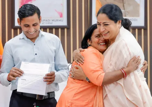 हर्ष विहार A 3 में बिजली संकट, CM रेखा गुप्ता पहुँचीं