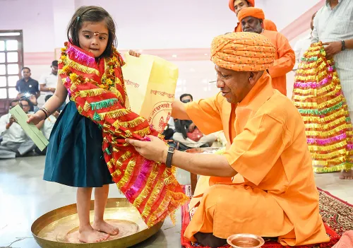 सीएम योगी ने गोरखपुर में कन्या पूजन किया