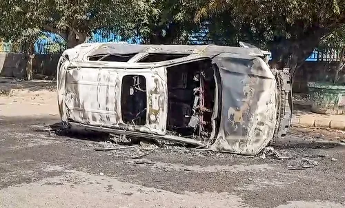 नोएडा: कारखाने के श्रमिकों का वेतन वृद्धि की मांग को लेकर विरोध