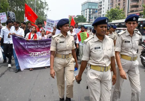पटना में AISA का राज भवन मार्च, पुलिस आगे आगे