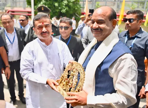 बिरला का गर्मजोशी से स्वागत, सुवेंदु अधिकारी ने किया अभिनंदन