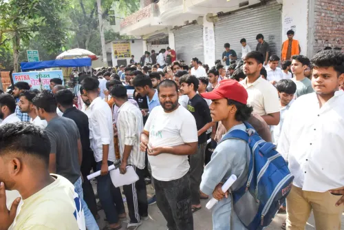 परीक्षा केंद्र पहुँचते UPSC अभ्यर्थी, पटना