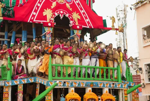 अग्यानमाला रस्म के बाद सिंहद्वार पर रथ, सेवक ऊपर खड़े