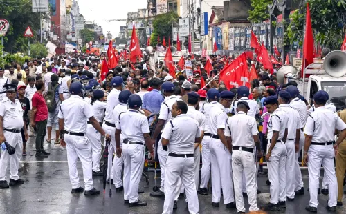 सुरक्षाकर्मियों की निगरानी में CITU का बेदखली विरोधी प्रदर्शन