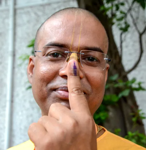 मतदान के बाद इस्कॉन भिक्षु की स्याही से चिह्नित उँगली