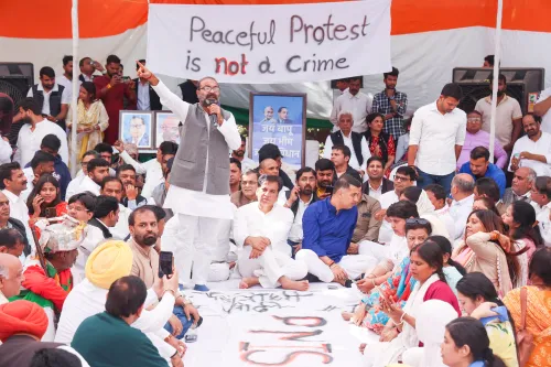नई दिल्ली: कांग्रेस का आईवाईसी दफ्तर के सामने एआई समिट में गिरफ्तारियों पर विरोध