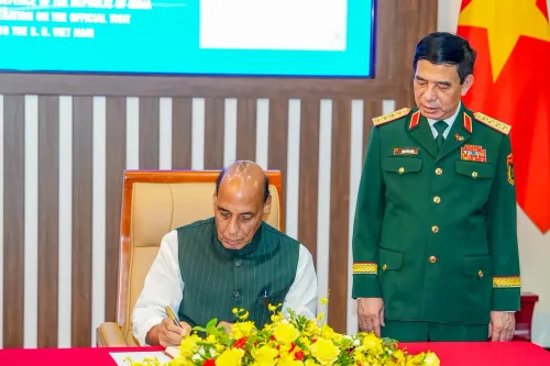राजनाथ सिंह ने हनोई में विज़िटर्स बुक पर हस्ताक्षर किए