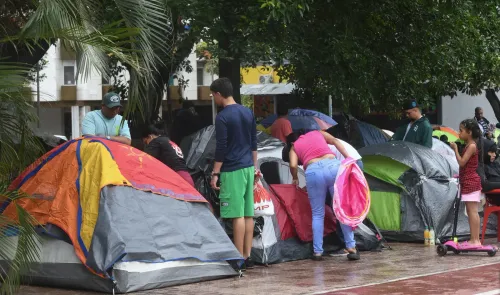 La Guaira: Residents take shelter after devastating earthquake