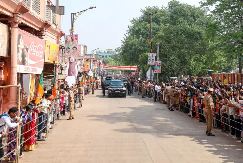 लोगों का जोरदार स्वागत, मोदी की वाराणसी यात्रा