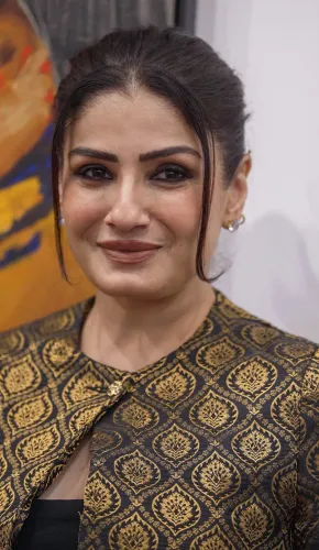 Mumbai: Raveena Tandon Inaugurates Veteran Artist Kiran Chopra's Art Show 'Beyond The Visible'