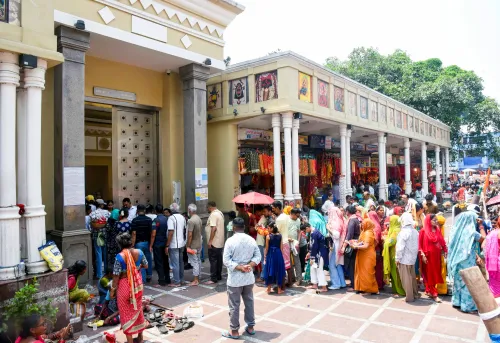 कोलकाता: कालीघाट मंदिर में बंगाली नव वर्ष समारोह
