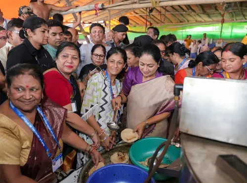 New Delhi: CM Rekha Gupta welcomes Kanwariyas at service camp