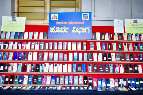 बेंगलुरु: पुलिस आयुक्त द्वारा जब्त वस्तुओं का निरीक्षण