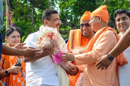 मायेर घाट पर सुवेंदु अधिकारी और अग्निमित्रा पॉल की स्वच्छता मुहिम