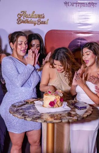 अर्चना गौतम के जन्मदिन पर सना सुल्तान खान और दोस्तों का साथ