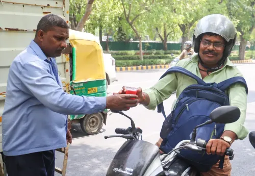 लू से राहत: दिल्ली में 'सरबत' बाँटते स्वयंसेवक