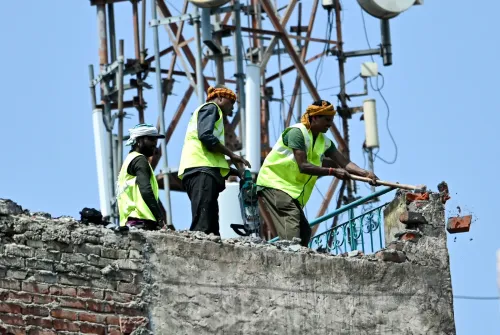 MCD ने सत्य निकेतन में खतरनाक इमारत गिराई