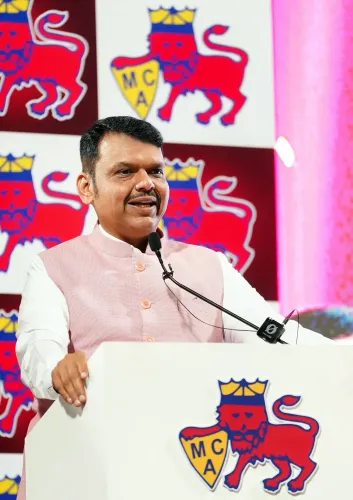 मुंबई: वानखेड़े स्टेडियम में देवेंद्र फडणवीस द्वारा गेट का अनावरण