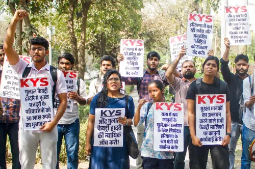 नई दिल्ली: KYS के कार्यकर्ता हरियाणा भवन के पास प्रदर्शन करते हैं