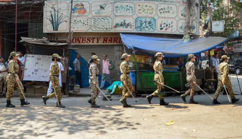 महिला केंद्रीय बलों ने कोलकाता में रूट मार्च किया