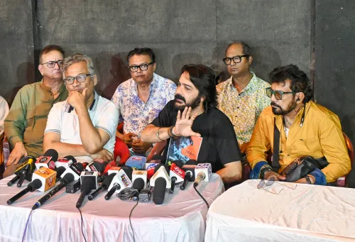 कलकत्ता में कलाकारों के फोरम की प्रेस कॉन्फ्रेंस की अध्यक्षता करते हैं प्रोसेनजीत चटर्जी