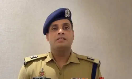 नोएडा के छिजारसी कॉलोनी में 11 हजार केवी हाईटेंशन तार टूटा, 5 लोग झुलसे; स्कूटी जलकर खाक