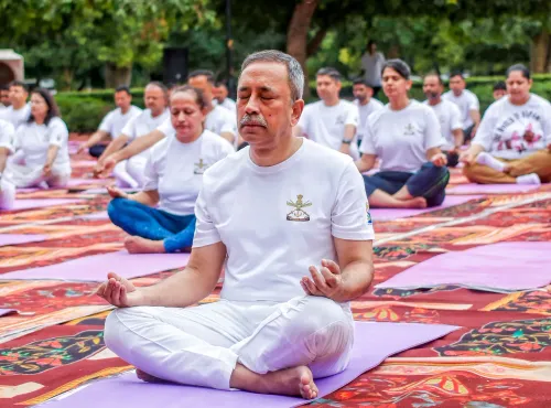 CDS राजा सुब्रमणि का योग दिवस पर राष्ट्रीय युद्ध स्मारक में योगाभ्यास