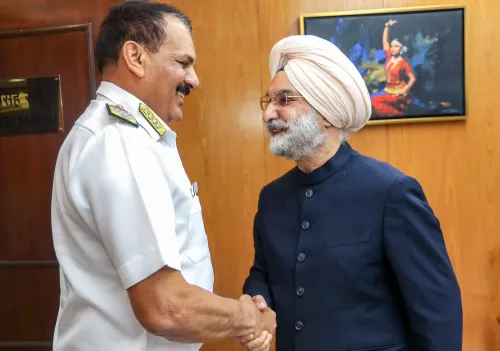 नई दिल्ली: नौसेना प्रमुख ने दिल्ली के उपराज्यपाल से मुलाकात की