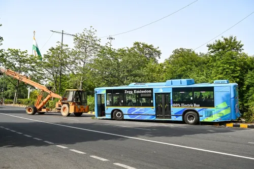 राजघाट के पास DTC बस का मलबा, एक्सकेवेटर से हटाया गया