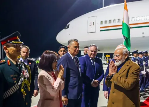 मोदी ऑकलैंड हवाई अड्डे पर उतरे
