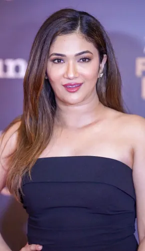 रिद्धिमा पंडित का Variety Front Row Tuner रेड कार्पेट लुक
