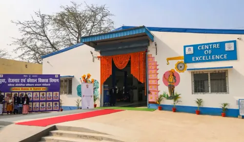 पूर्व चंपारण: नीतीश कुमार ने समृद्धि यात्रा के दौरान महिला ITI और उत्कृष्टता केंद्र का दौरा किया