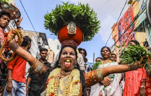 सिकंदराबाद बोनालू: बोनम लेकर चलती श्रद्धालु