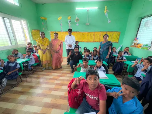 Abhijeet Dipke visits govt school in Hingoli