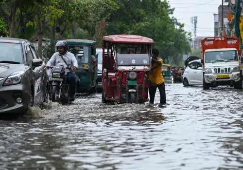 ई रिक्शा चालक की जलभराव में जद्दोजहद