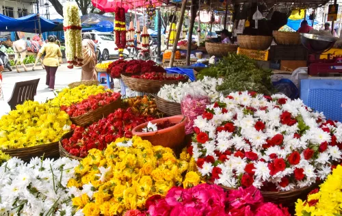 बेंगलुरु: लोग उगादी महोत्सव के लिए खरीदारी कर रहे हैं