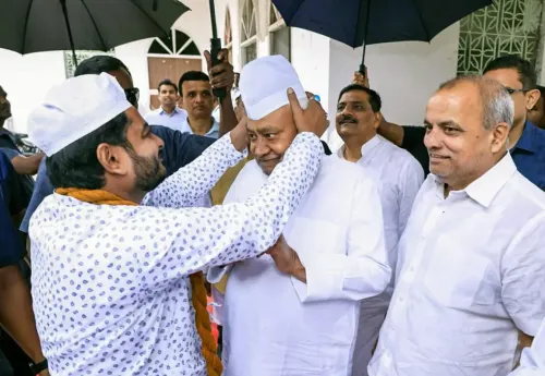 Patna: Nitish Kumar Participates in Eid al-Fitr Festivities