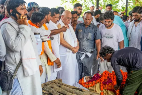 ससुर अरविंद सिंह बिष्ट ने दी प्रतीक यादव को अंतिम विदाई