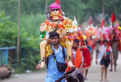 भगवान शिव की प्रतिमा कंधे पर — कांवड़िये की अटूट आस्था
