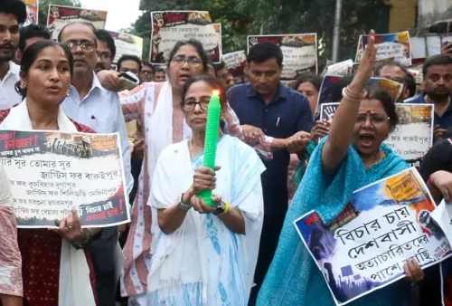 कालीघाट से हज़रा: ममता की अगुवाई में मोमबत्ती जुलूस