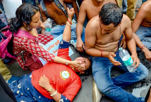 कोलकाता में नागरिक सुरक्षा स्वयंसेवकों ने स्थायी रोजगार की मांग को लेकर प्रदर्शन किया